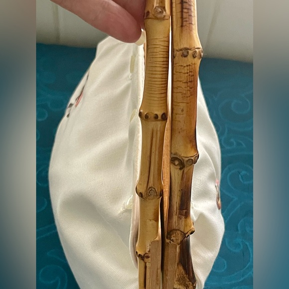 DeLanthe Bermuda White Cotton Bag with Pelican Embroidery and Bamboo Handles - Picture 6 of 9